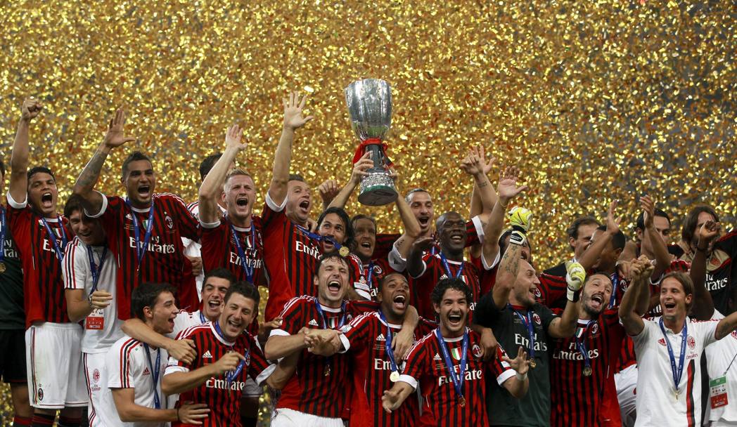 Il 6 agosto 2011 il Milan vince l&#39;ultimo trofeo dell&#39;era Berlusconi: è la sesta Supercoppa italiana. Vanno aggiunti 8 scudetti, una Coppa Italia e i 13 trofei internazionali per un totale di 28 titoli. Epa